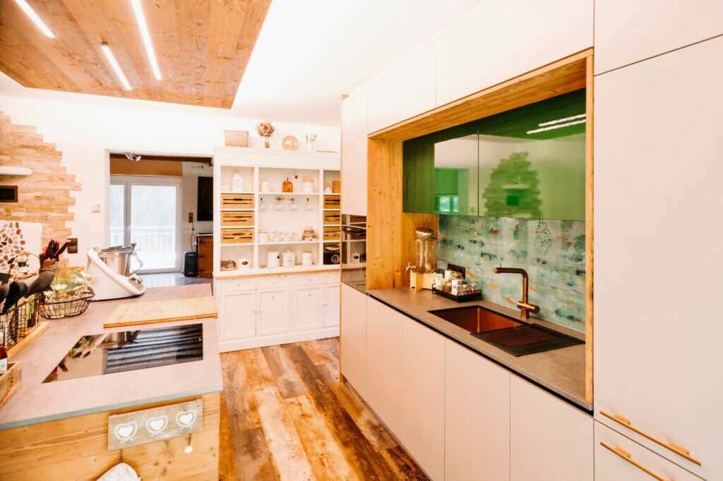 Neues Küchendesign kombiniert mit Altholz und antiker Vitrine